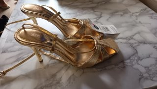 Sandalias doradas Zara