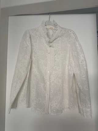 Blusa romántica cuello alto bordada