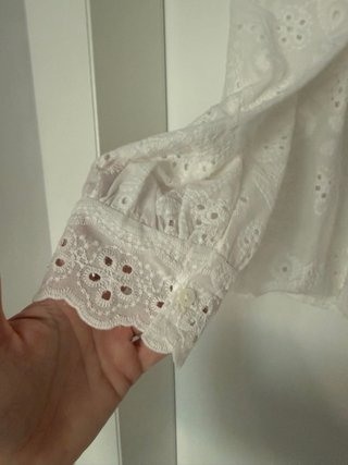 Blusa romántica cuello alto bordada