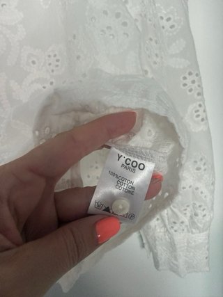 Blusa romántica cuello alto bordada