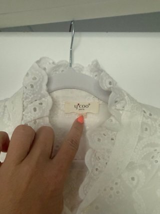 Blusa romántica cuello alto bordada
