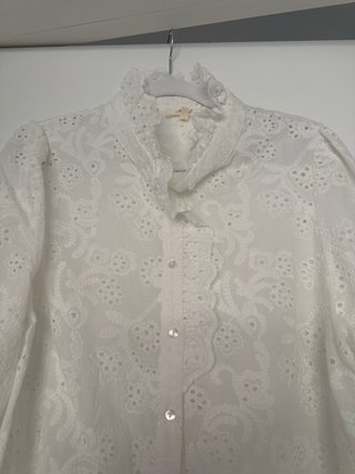 Blusa romántica cuello alto bordada