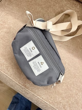 Riñonera Eastpak cuadros gris y rojo