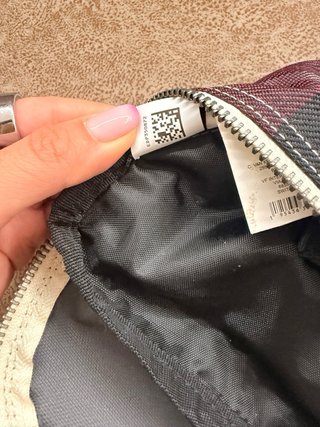 Riñonera Eastpak cuadros gris y rojo