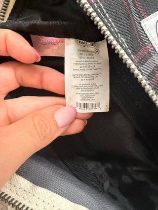 Riñonera Eastpak cuadros gris y rojo
