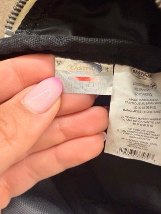 Riñonera Eastpak cuadros gris y rojo
