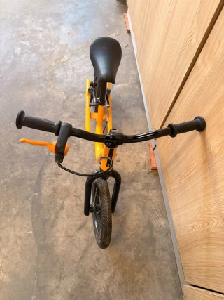 Bicicleta sin pedales naranja