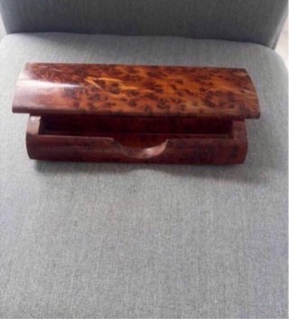 Caja de madera de raíz con tapa abierta