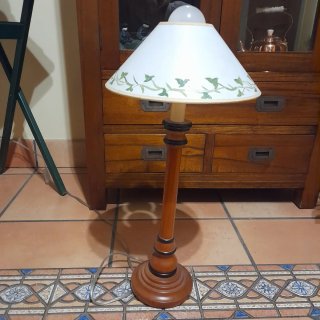 Lámpara de mesa de madera con pantalla