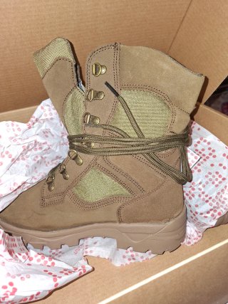 Botas de montaña nuevas sin estrenar