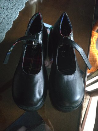 Zapatos negros de tacón con tira