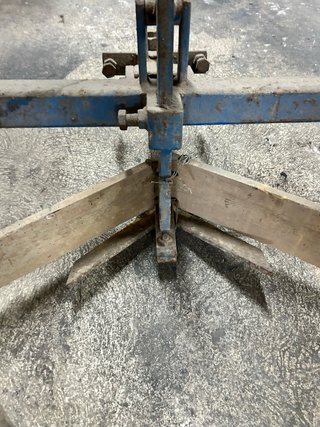 Cultivador de metal azul