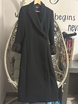 Zara Abrigo Negro con Plumas