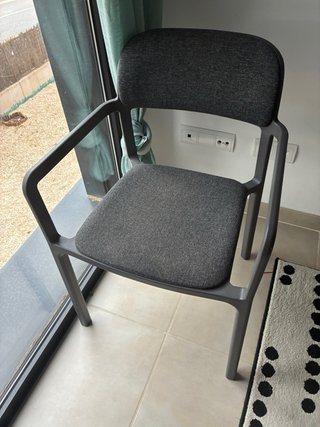 Silla de comedor gris moderna
