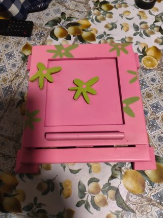 Atril de madera rosa con flores