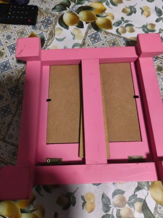 Atril de madera rosa con flores