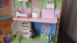 Casa de muñecas con muebles