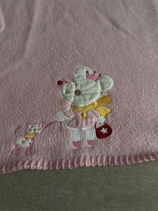Mantita rosa con osita bordada. Bebes. Infantil.
