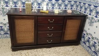Mueble de salón antiguo de madera y mimbre
