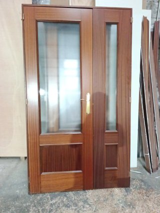 Puerta doble de madera con cristal