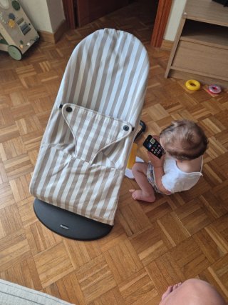 Mecedora para bebé rayas beige