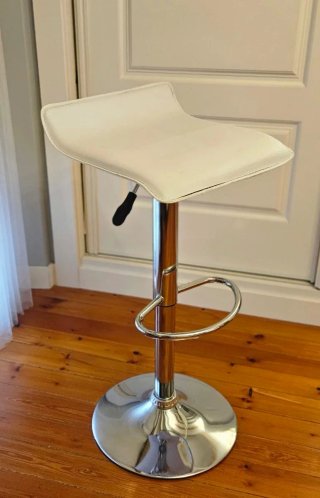 Taburete alto cuadrado blanco y plateado