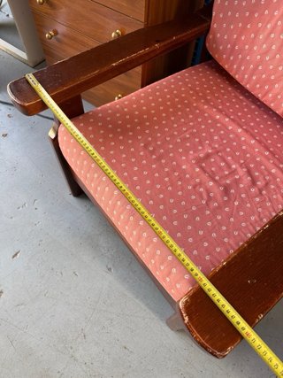 Sillón de madera pino tapizado rosa