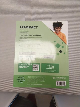 Libro de inglés Compact B2 de Cambridge.