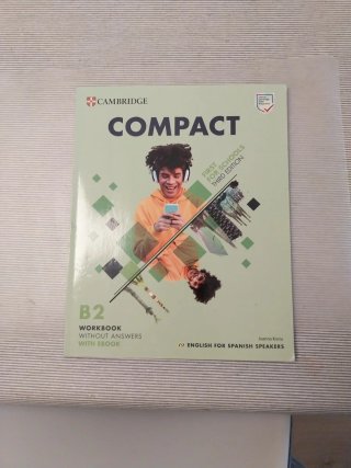 Libro de inglés Compact B2 de Cambridge.
