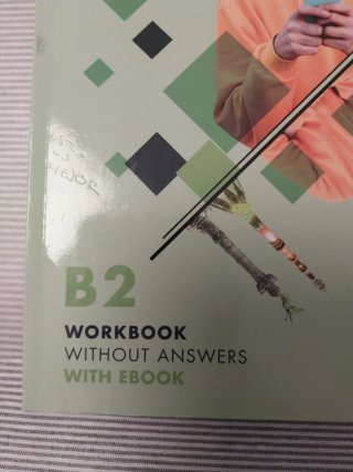 Libro de inglés Compact B2 de Cambridge.