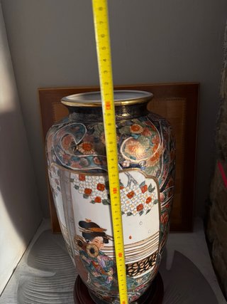 Jarrón chino de cerámica con base de madera