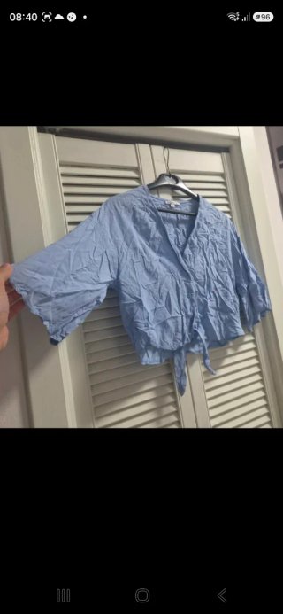 Camicetta con nodo azzurra in viscosa