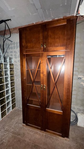 Armario de madera con puertas de cristal