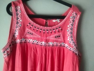 Blusa sin mangas bordada