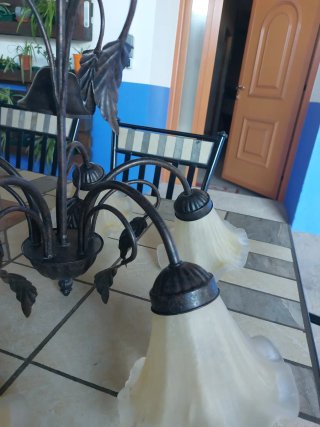 Lámpara de forja con tulipas de cristal