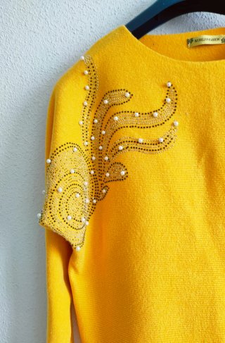 Jersey de punto amarillo / mostaza con pedrería