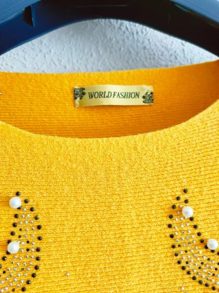 Jersey de punto amarillo / mostaza con pedrería