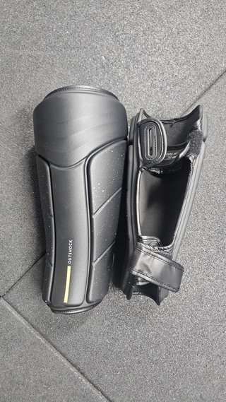 Espinilleras Outshock 500 Negras Ergonómicas