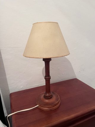 Lámpara de mesa de madera y tela
