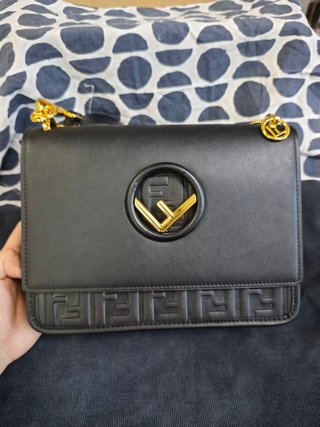 Bolso Fendi Piel Negra con Detalles Dorados