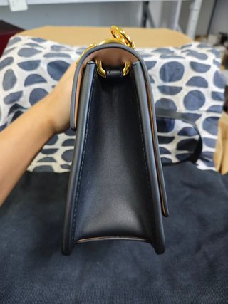 Bolso Fendi Piel Negra con Detalles Dorados