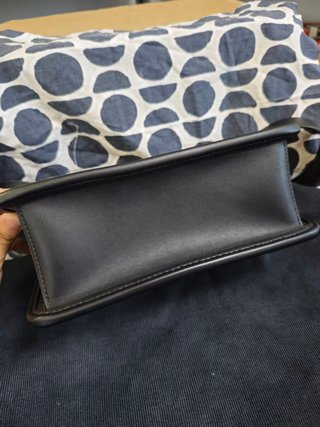 Bolso Fendi Piel Negra con Detalles Dorados