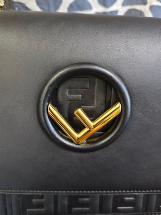 Bolso Fendi Piel Negra con Detalles Dorados