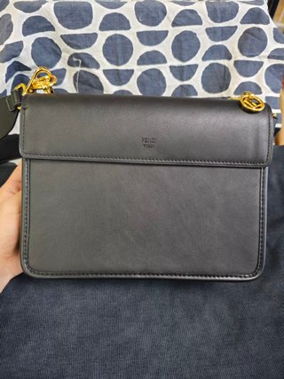 Bolso Fendi Piel Negra con Detalles Dorados
