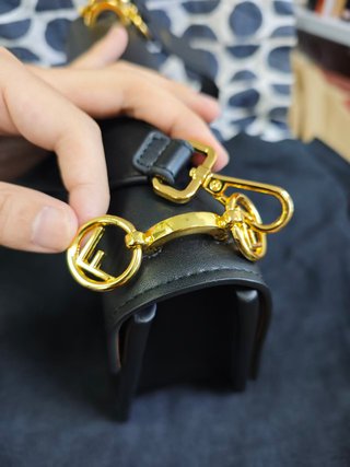 Bolso Fendi Piel Negra con Detalles Dorados