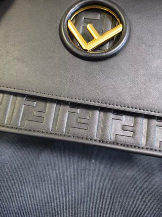 Bolso Fendi Piel Negra con Detalles Dorados