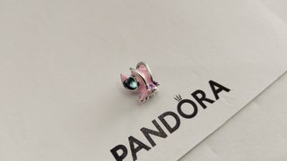 Charm Pandora Stitch Rosa y Plateado