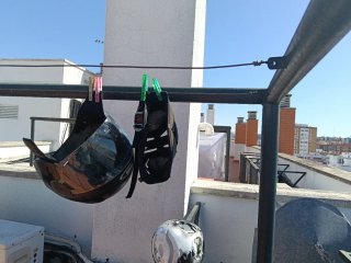 Casco de moto negro con visera