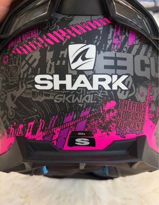 Casco de moto Shark negro rosa