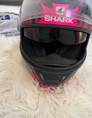 Casco de moto Shark negro rosa